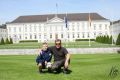 Fabian und Hermann vor Schloss Bellevue