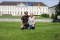 Hermann und Lynn vor Schloss Bellevue