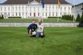 Fabian und Lynn vor Schloss Bellevue