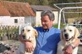 Hermann genießt mit Merlin und Thyler den schoenen Fruehling